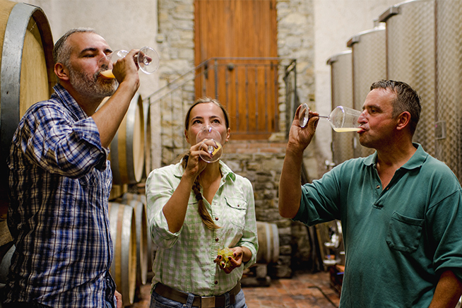 Trois personnes buvant du vin.