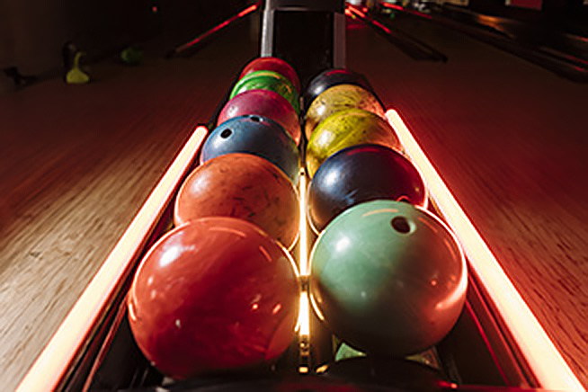 Boules de bowling en rack