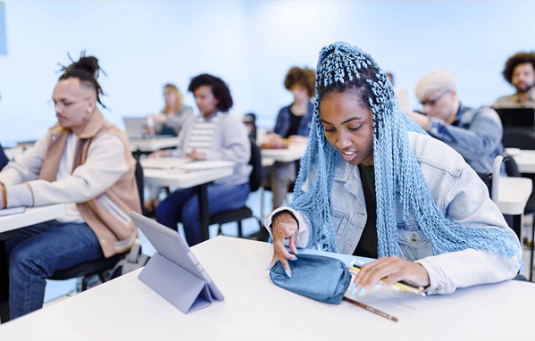 Étudiants dans une salle de classe.
