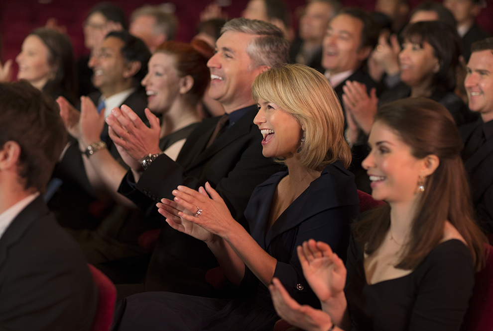 Le public applaudit lors d’un événement officiel