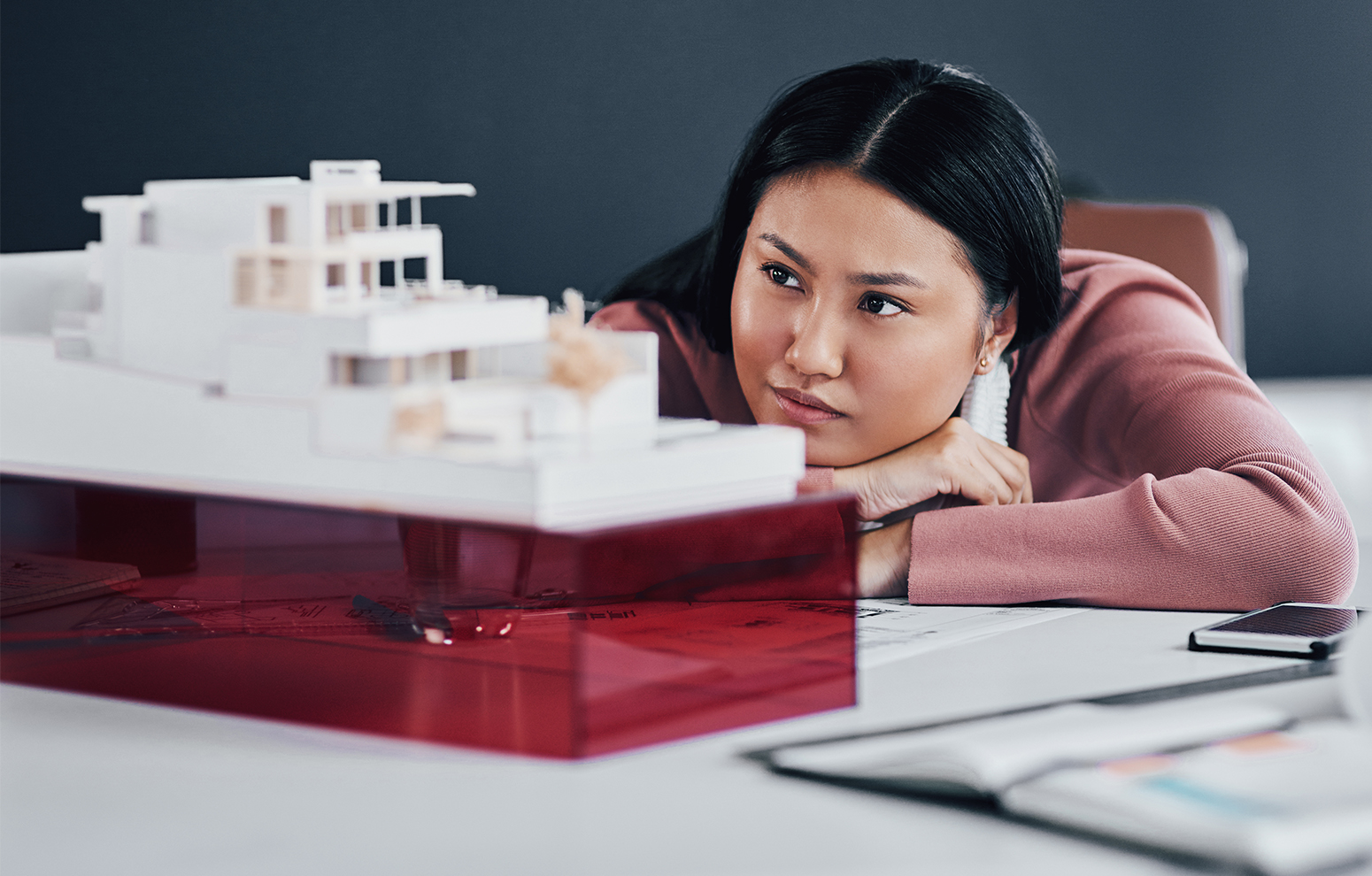 Femme regardant une œuvre d’art.