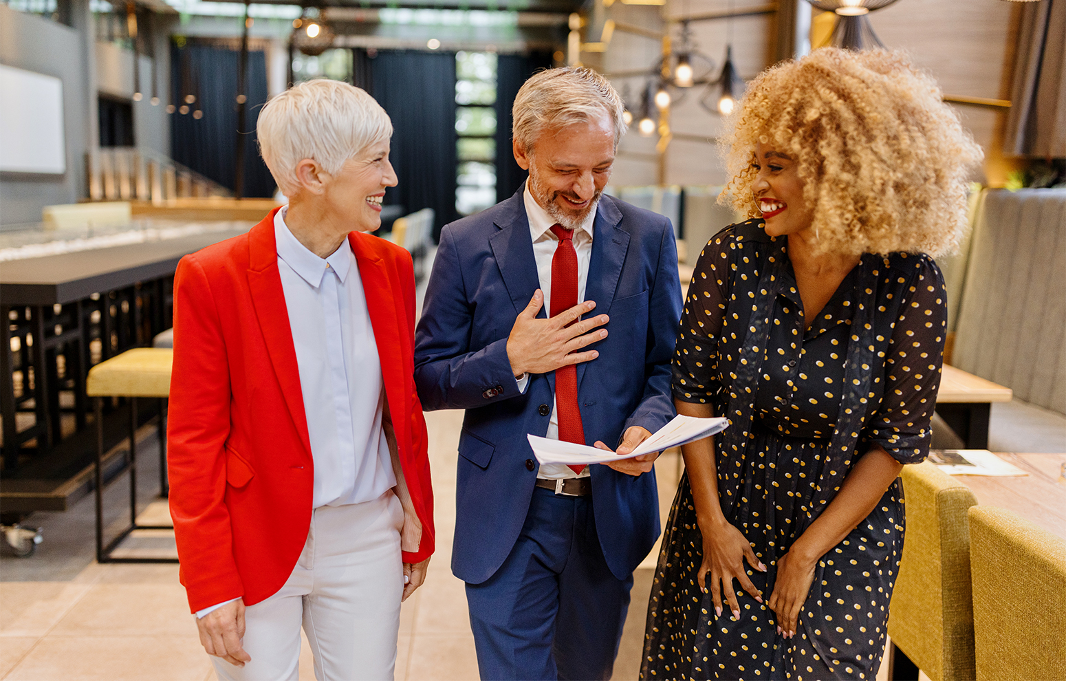 Des gens d'affaires parlent au travail.