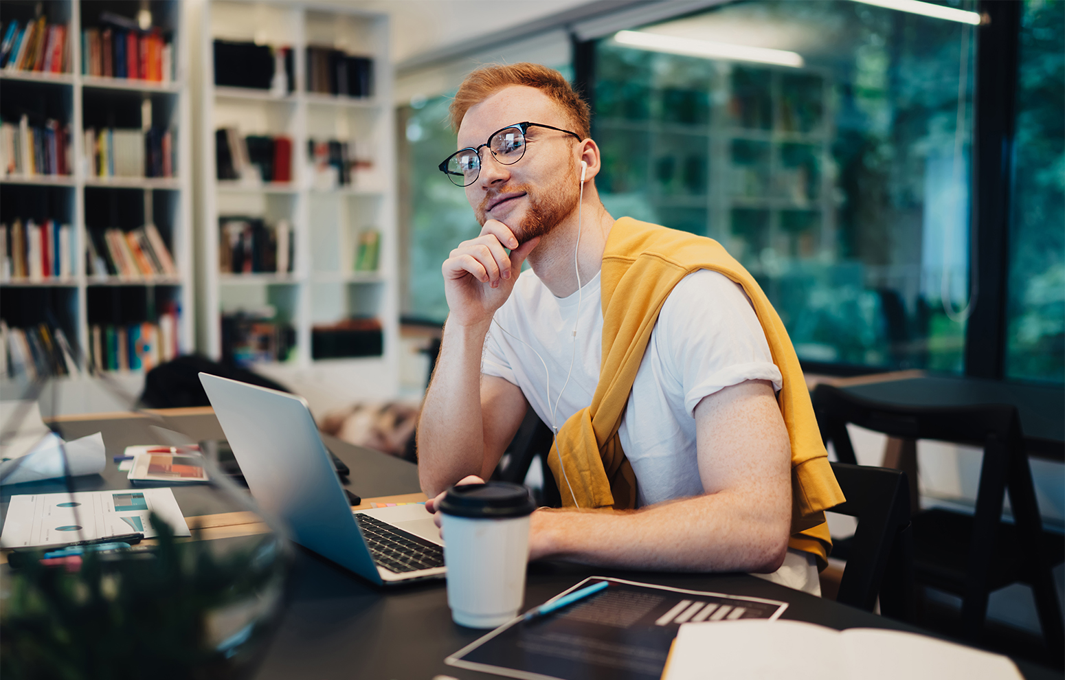 Homme utilisant un ordinateur à l’école.