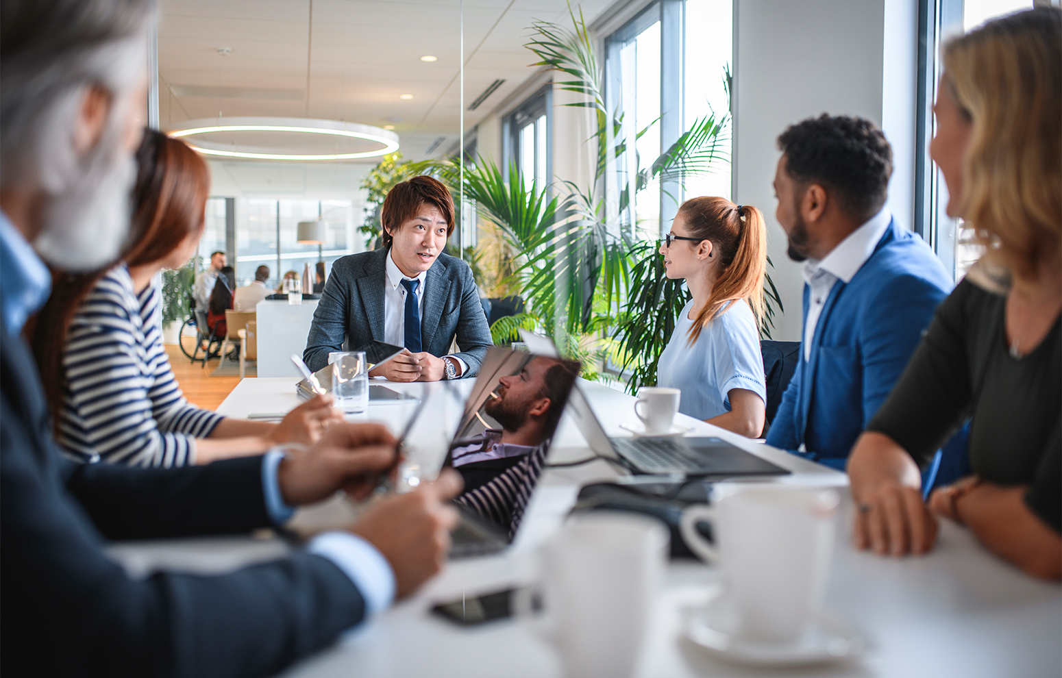Employés assis à une table de bureau.