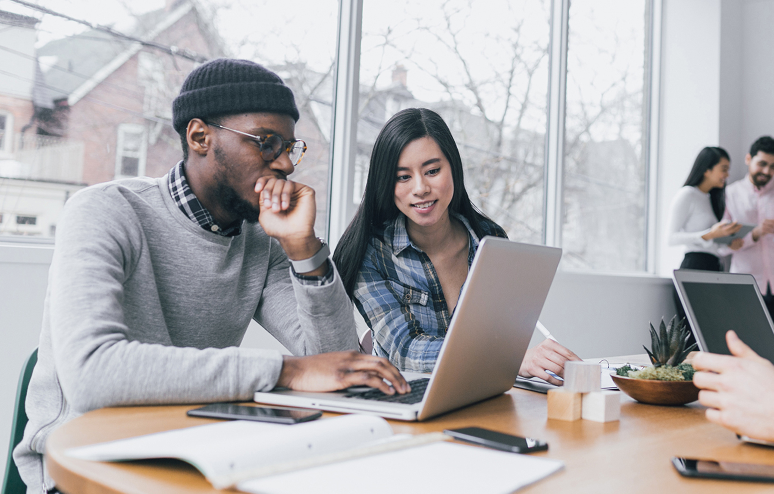 Les étudiants regardent un ordinateur.