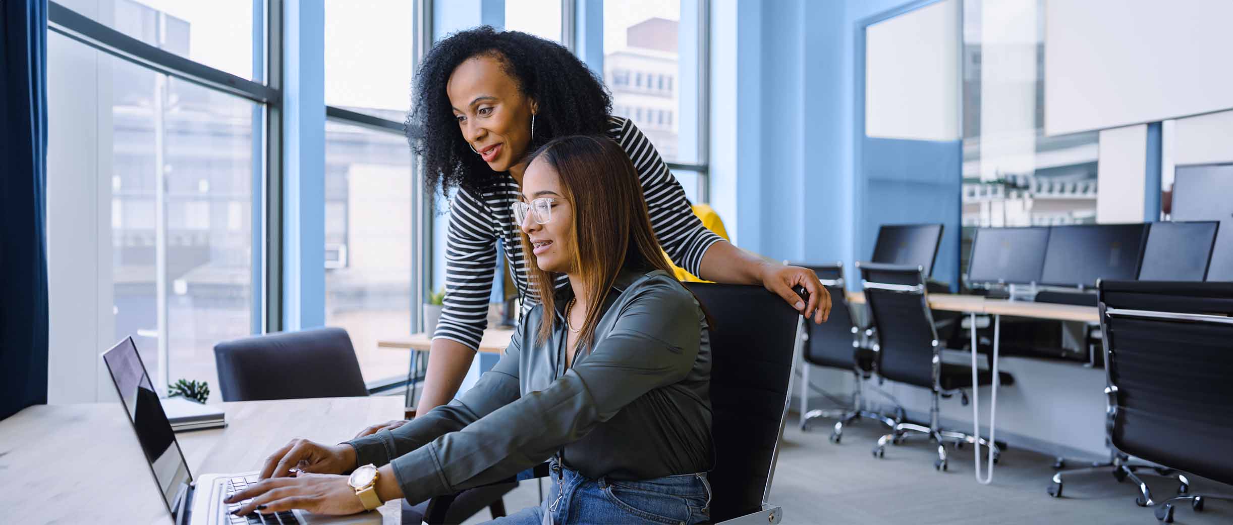 Deux femmes regardant l'ordinateur.