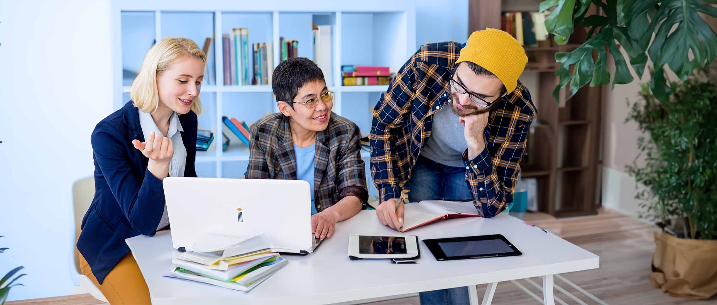Les étudiants regardent l'ordinateur.
