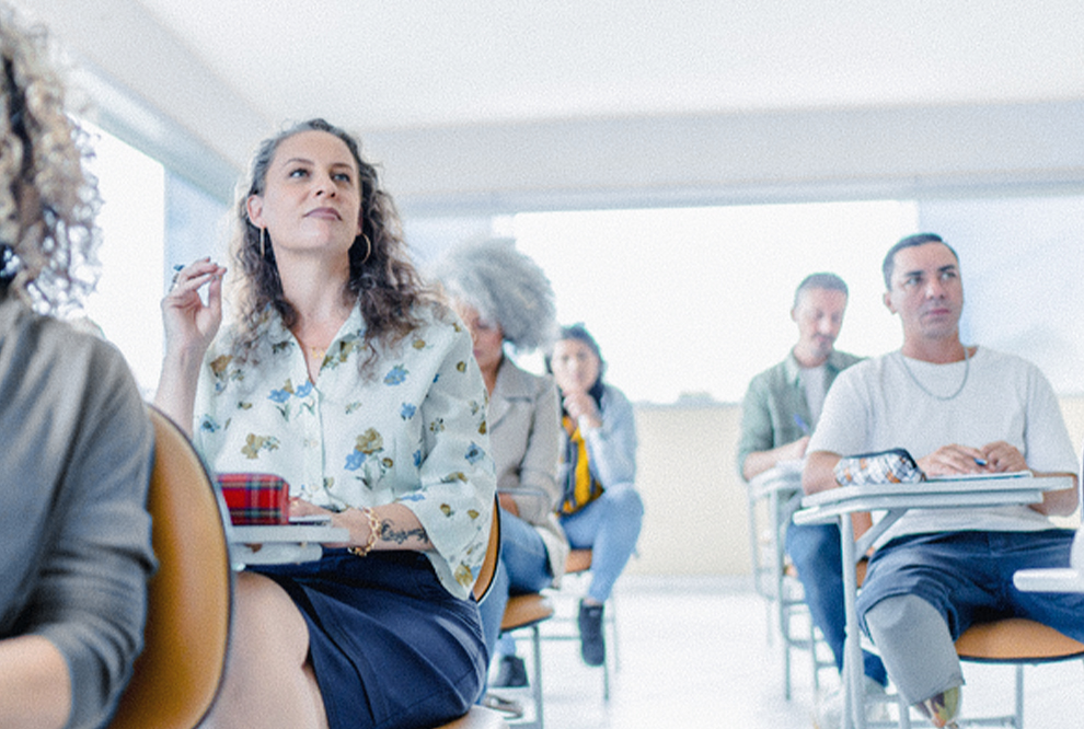 Des étudiants assis à un bureau dans une salle de classe.