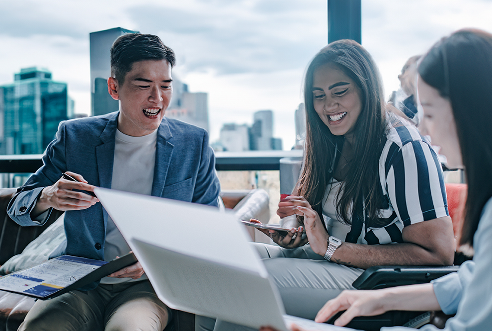 Un groupe de personnes regarde l’ordinateur.