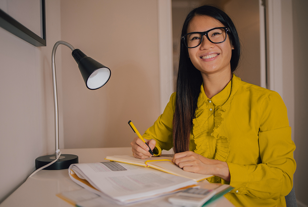 Femme travaillant sur un document.