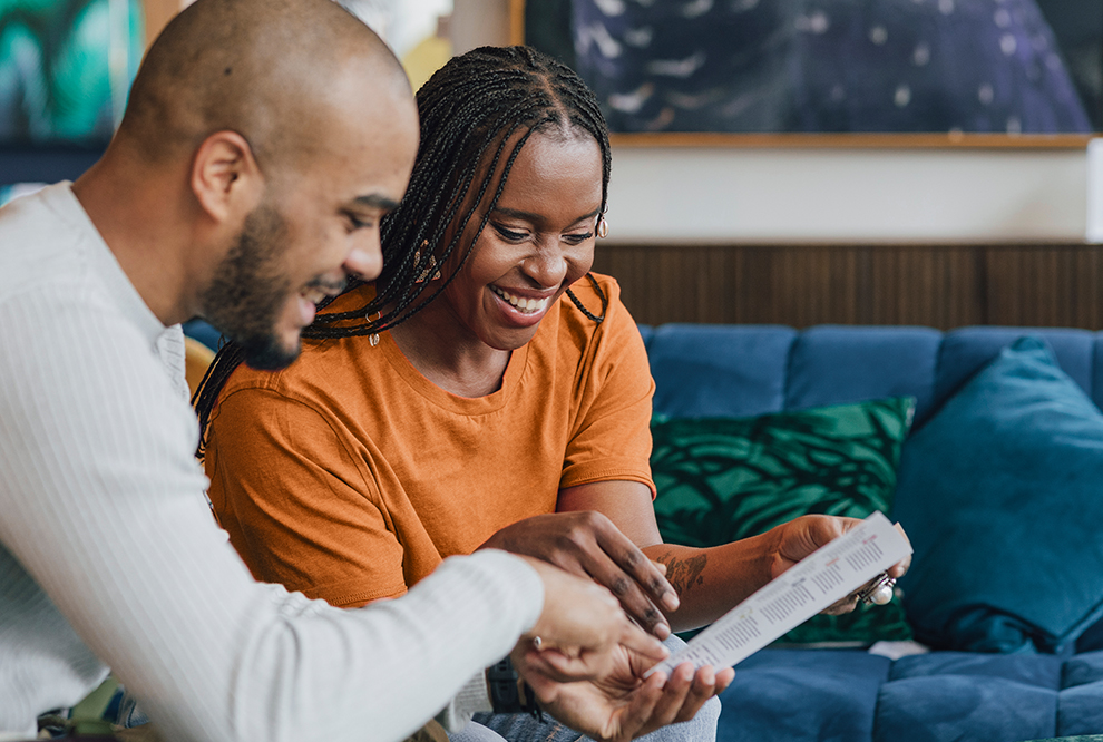 L'homme et la femme regardent le document ensemble.