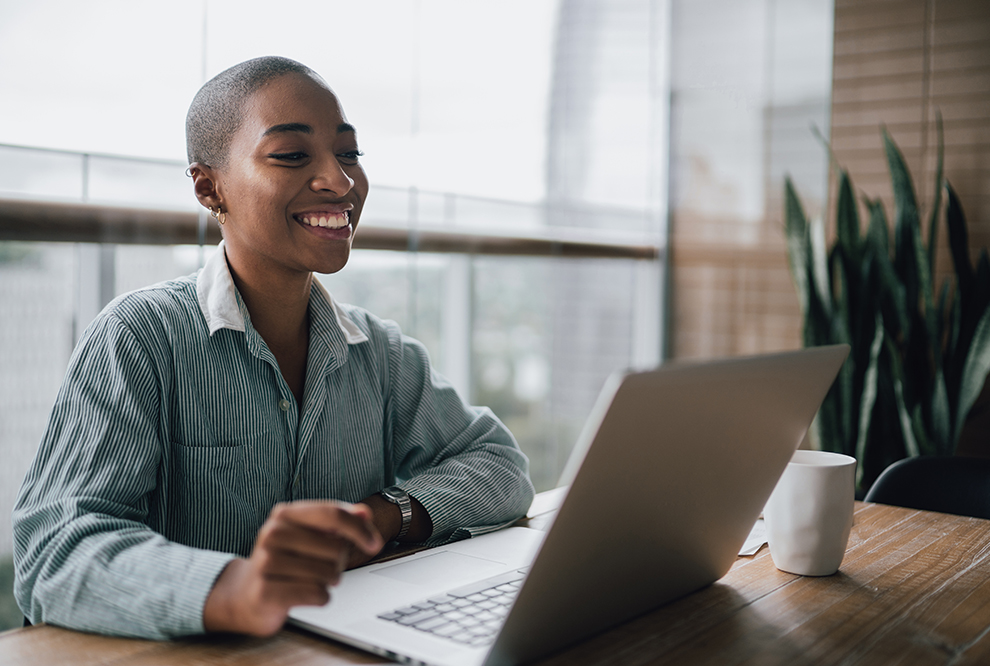 Une femme regarde un ordinateur.