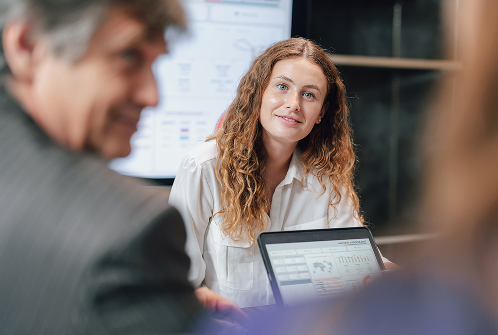 Une femme regarde un ordinateur.
