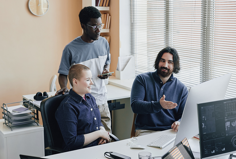 Des gens qui regardent un ordinateur.