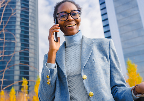 Femme dehors parlant au téléphone portable.