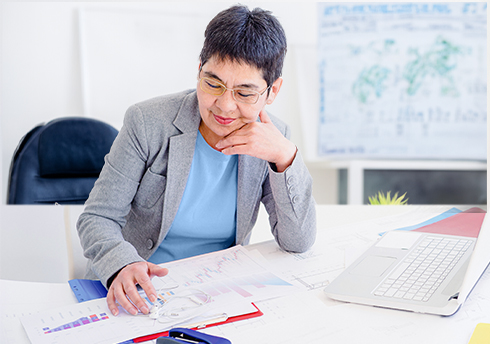 Homme travaillant sur un document sur ordinateur.