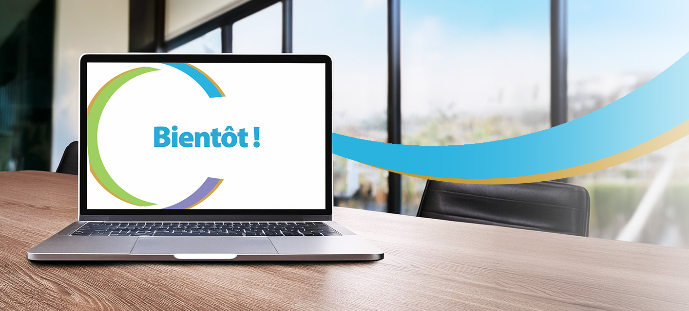Ordinateur portable sur le bureau avec les mots « à venir »
