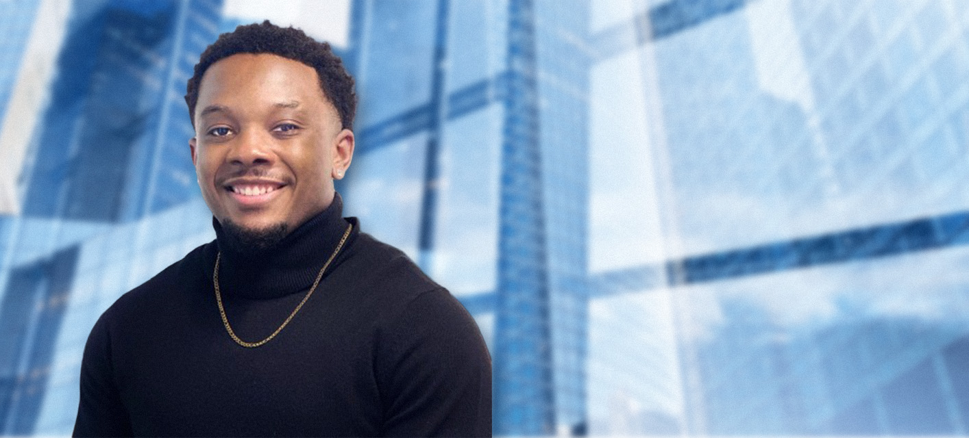 Tête d'un jeune homme vêtu d'un pull noir